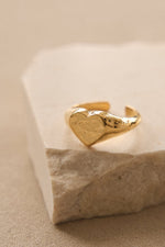Anillo Amuleto de Dosprimeras con sello de corazón dorado