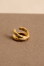 Earcuff Eón de Dosprimeras chapado en oro con acabado martelé