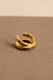 Earcuff Eón de Dosprimeras chapado en oro con acabado martelé