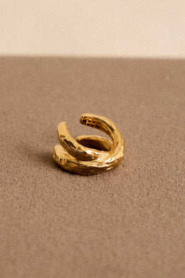 Earcuff Eón de Dosprimeras chapado en oro con acabado martelé