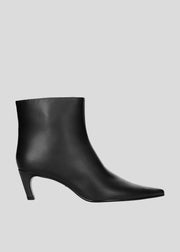 Botines Elizabeth Ankle 55 de Lola Cruz en color negro